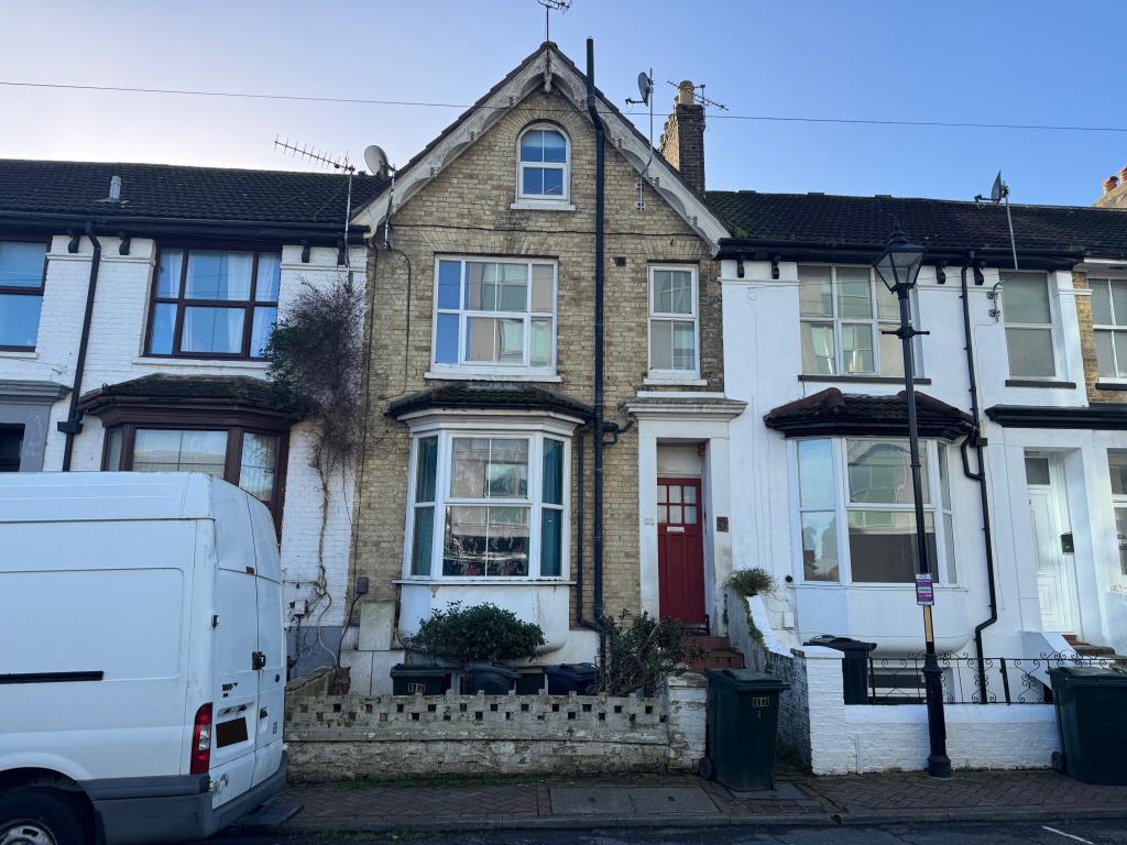 Lot: 120 - FREEHOLD TOWN CENTRE PROPERTY ARRANGED AS TWO TWO-BEDROOM MAISONETTES - Front of property